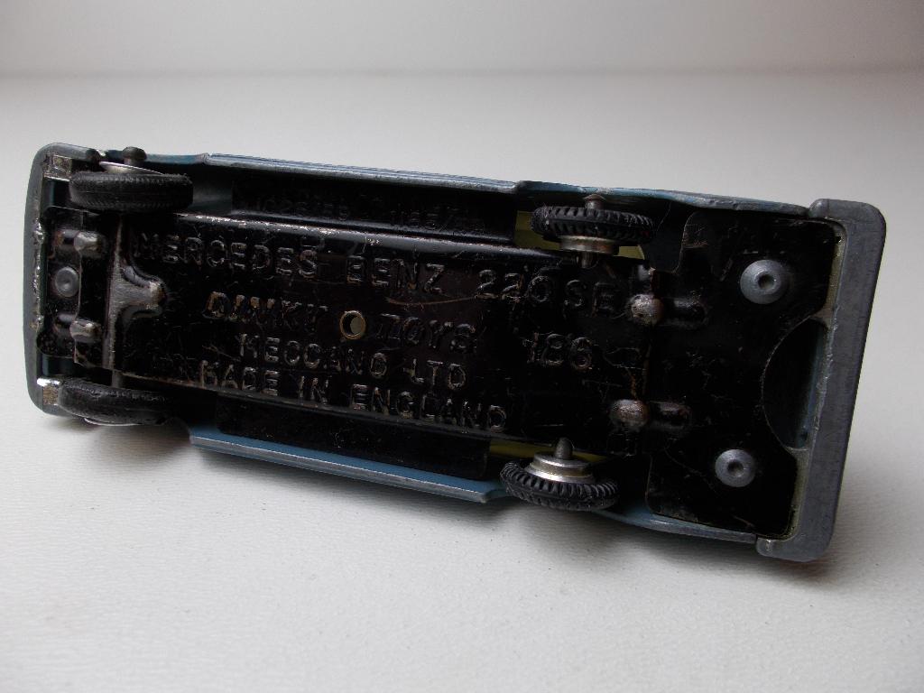 1962 Dinky Toys 186 MERCEDES-BENZ 220 SE (-H-), Ophalen of Verzenden, Gebruikt, Auto, Dinky Toys