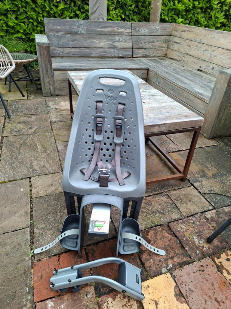 Yepp Fietsstoeltje Achterzitje Grijs, Fietsen en Brommers, Fietsaccessoires | Fietsstoeltjes, Gebruikt, Achterzitje, 9 t/m 36 kg