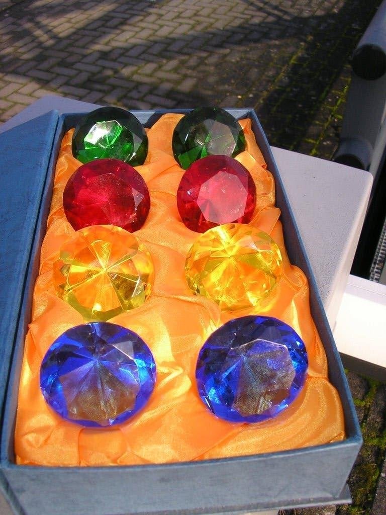 BOX MET 8 GLAS DIAMANTEN  OPHALEN OF VERZENDEN, Ophalen