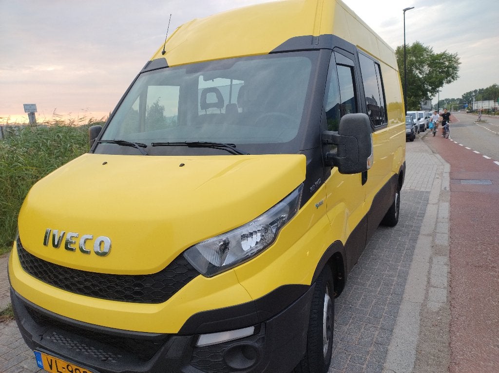 Iveco Daily 35C14N CNG 2015, Auto's, 4 cilinders, 2605 kg, Handgeschakeld, Dealer onderhouden
