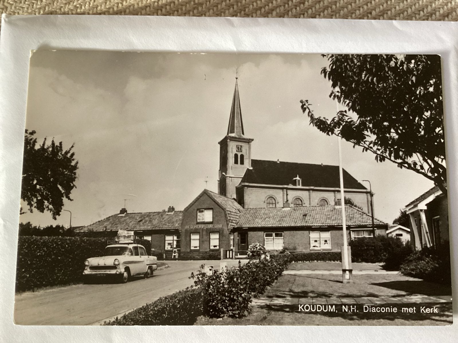 Oude ansichtkaart Koudum N.H. Diaconie met Kerk, Verzamelen, Ophalen of Verzenden, 1940 tot 1960, Gelopen, Noord-Holland