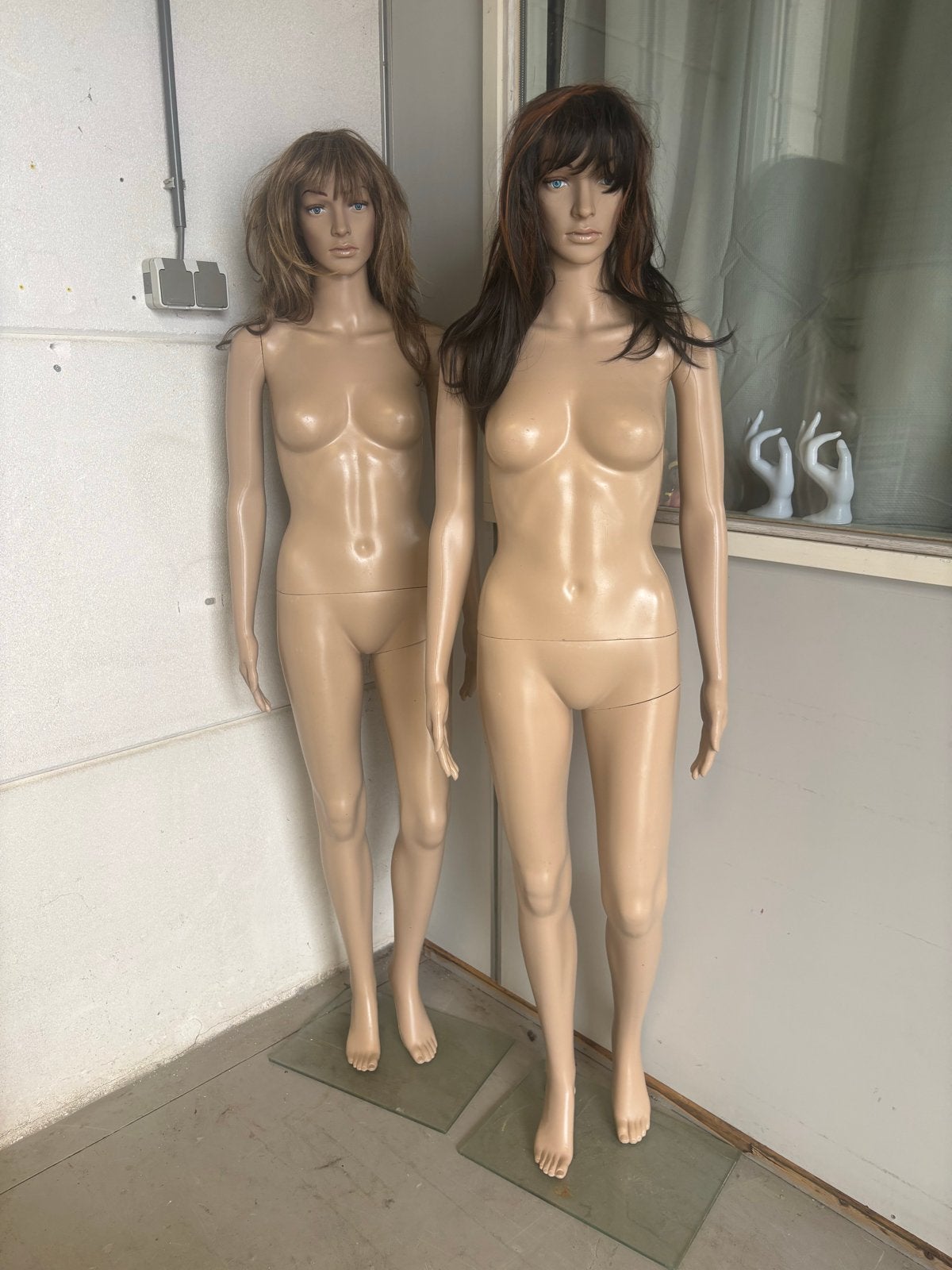Twee etalagepoppen met pruiken, Ophalen of Verzenden