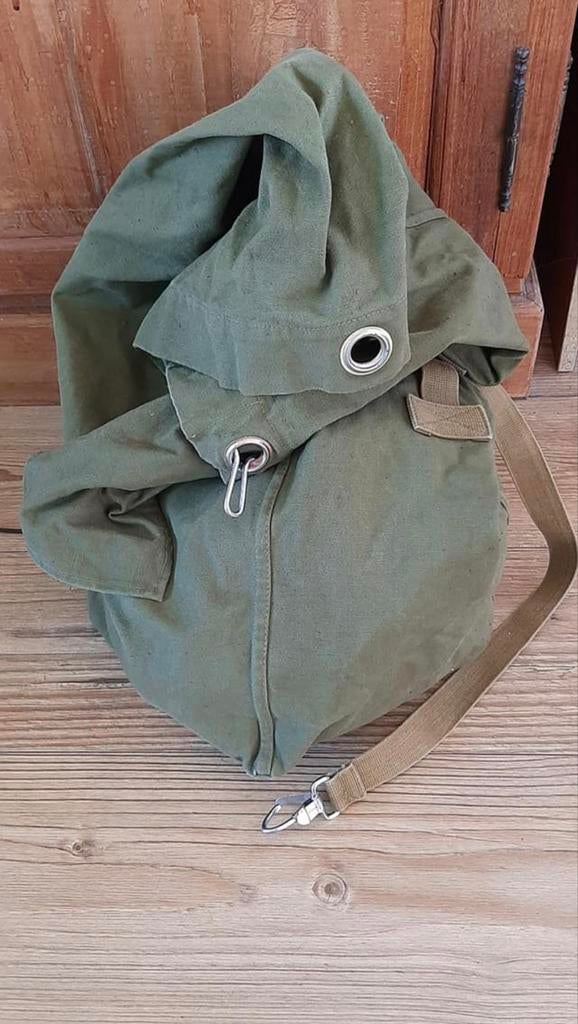 Leger plunjezak met inhoud: broek, muts en veldfles, Verzamelen, Militaria | Algemeen, Ophalen of Verzenden