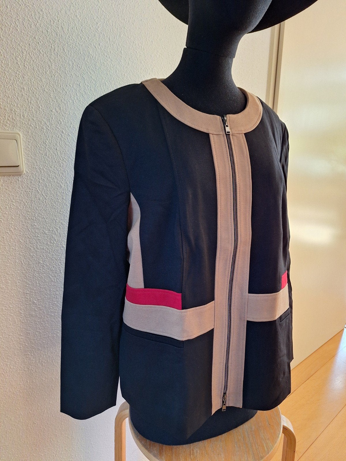 Selco Zwart Jasje met Beige en Rode Details, Maat 38/40 (M), Zwart, Ophalen of Verzenden, Zo goed als nieuw