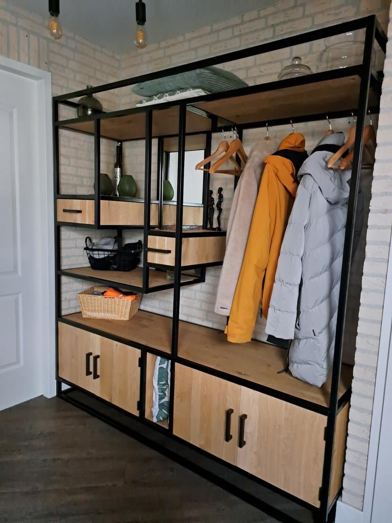 Garderobekast in hout en staal te koop met veel bergruimte, Ophalen, Zo goed als nieuw