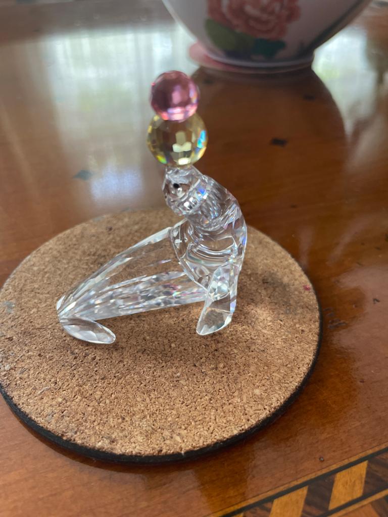 Swarovski zeehond met bal - Kristallen beeldje, Ophalen of Verzenden, Zo goed als nieuw, Figuurtje