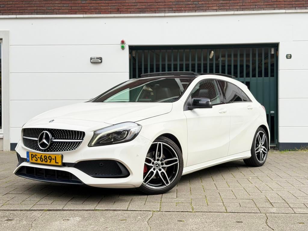 Mercedes-Benz A-Klasse 180 AMG Facelift Aut CAMERA PANO, Auto's, LED verlichting, 4 cilinders, Wit, 1200 kg