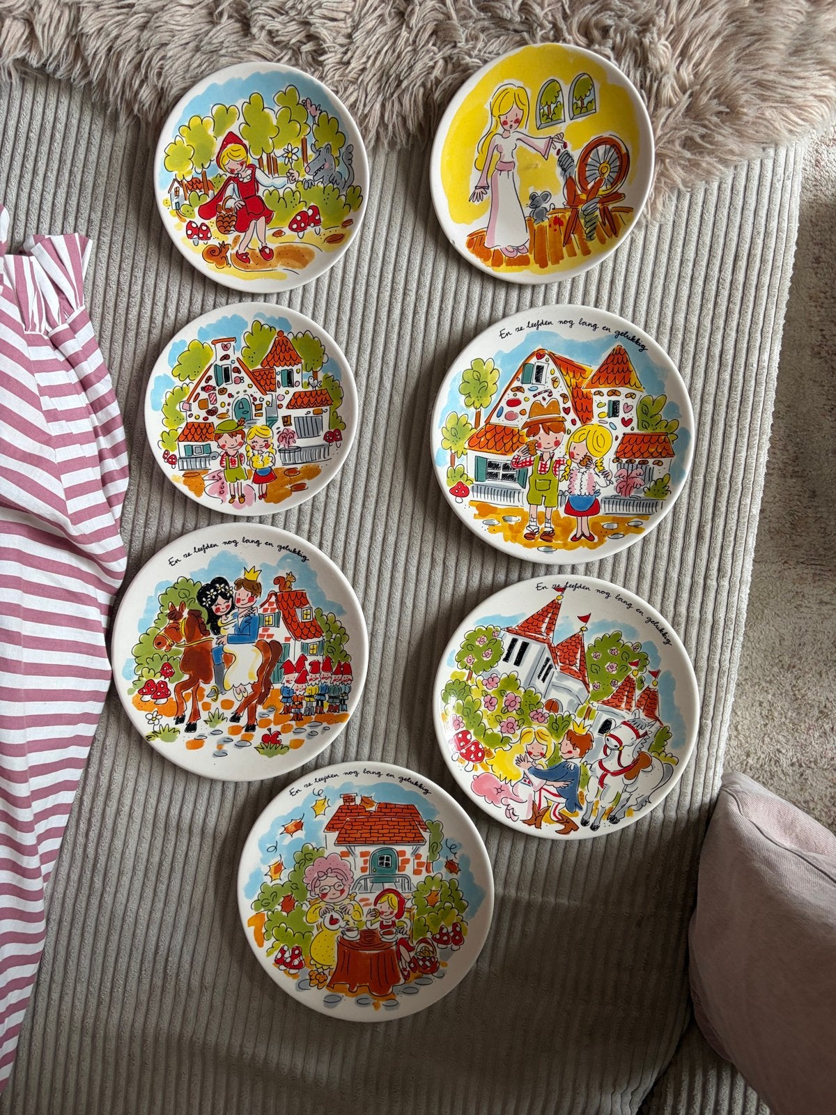 Sprookjesborden - Set van 7 blond borden, Ophalen