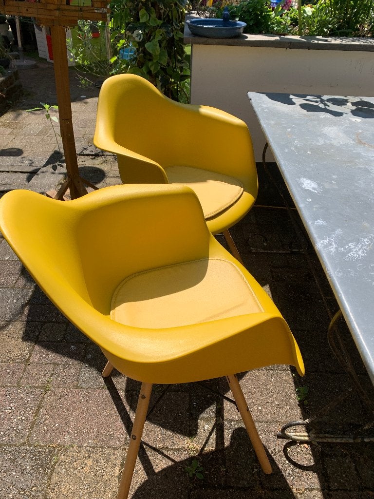 Drie okergele tuinstoelen met zitkussens, Ophalen, Zo goed als nieuw, Kunststof