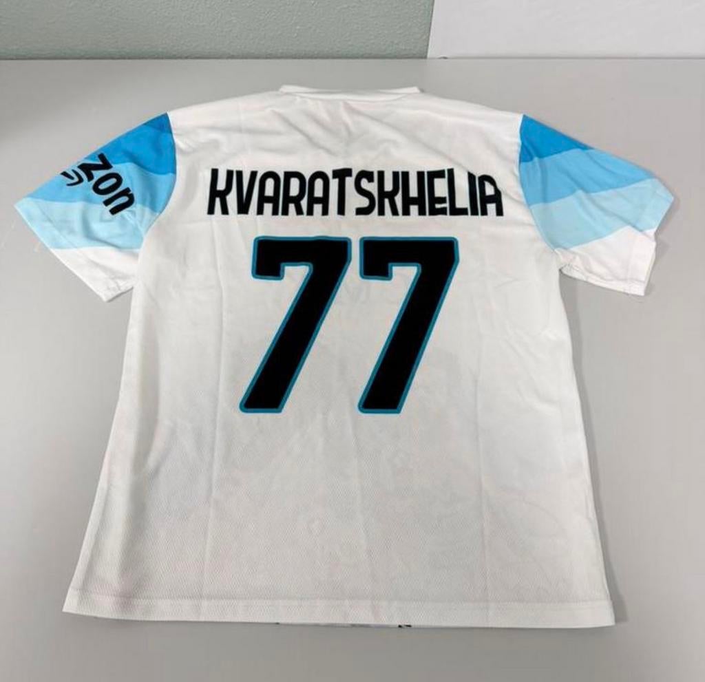 SSC Napoli Face Game shirt 2022/2023  Khvicha Kvaratskhelia, Verzamelen, Sportartikelen en Voetbal, Buitenlandse clubs, Shirt