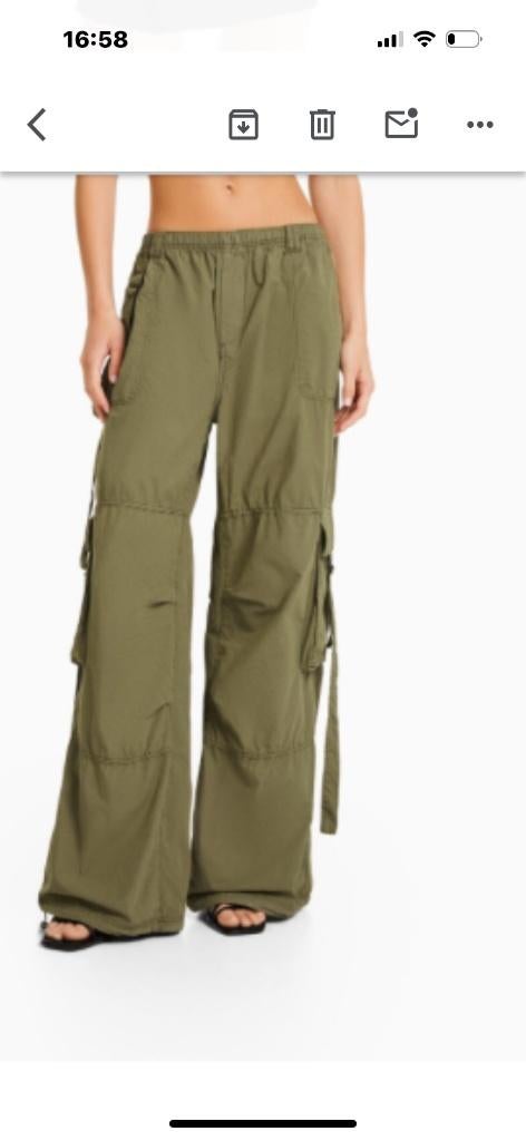 Bershka cargopants L groen groene parachutestof, Kleding | Dames, Broeken en Pantalons, Verzenden, Maat 42/44 (L), Nieuw, Lang
