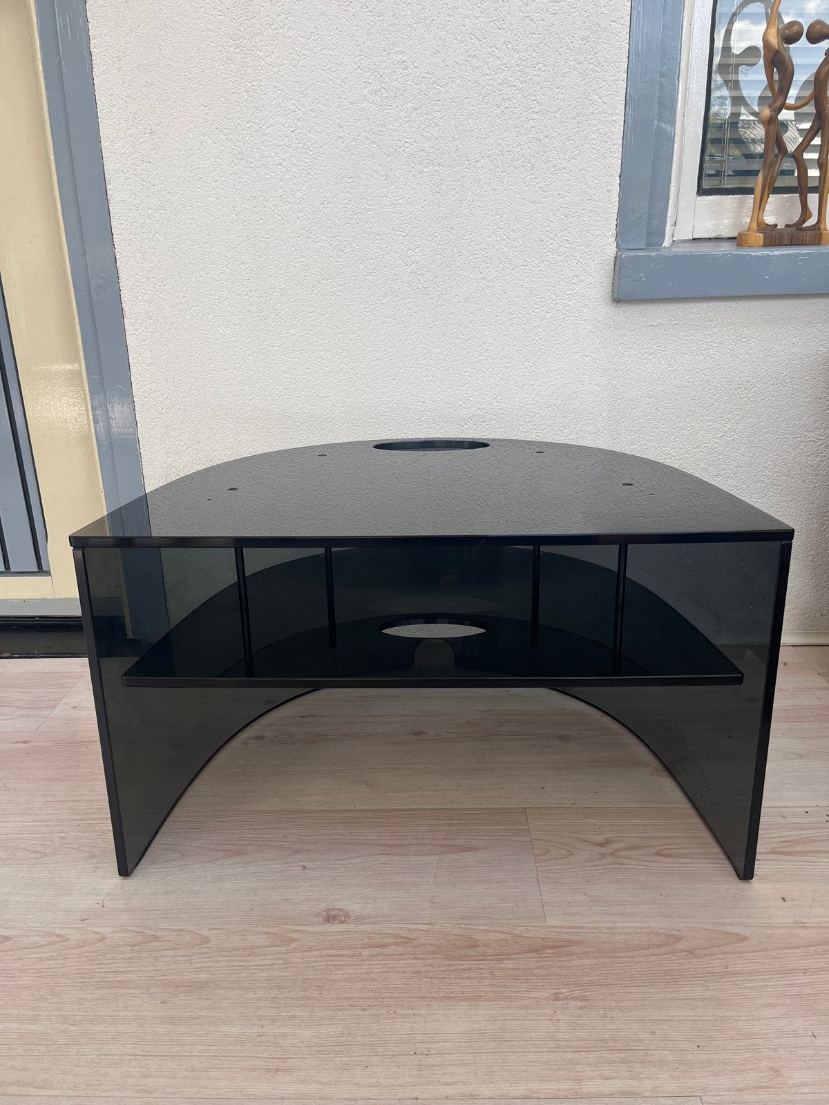 Stijlvol zwart glazen tv-meubel met 1 plank, Gebruikt, Glas, Minder dan 100 cm, 25 tot 50 cm