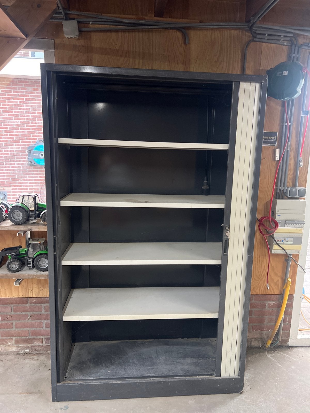 Metalen archiefkast met roldeuren en legplanken, Ophalen, Gebruikt, 100 tot 150 cm, Metaal