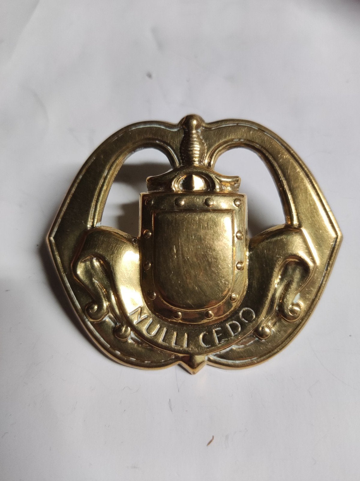 Oud Infanterie embleem Nulli Cedo, Ophalen of Verzenden, Landmacht, Nederland, Embleem of Badge