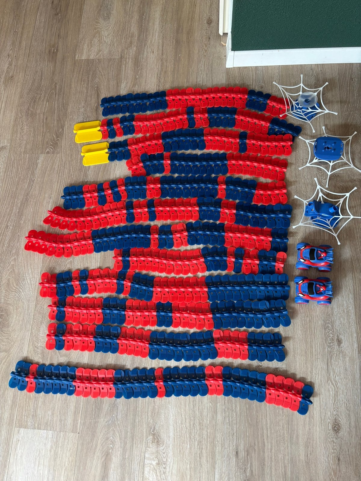 Spiderman racebaan met 2 auto's en  3 spinnenwebben, Zelf te bouwen, Elektrisch, Ophalen, Overige merken