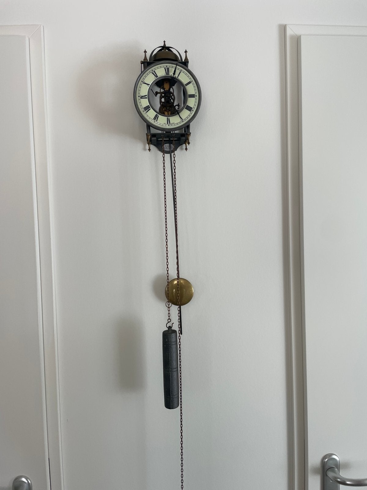 Antieke Tempus Fugit wandklok met zichtbaar uurwerk, Ophalen