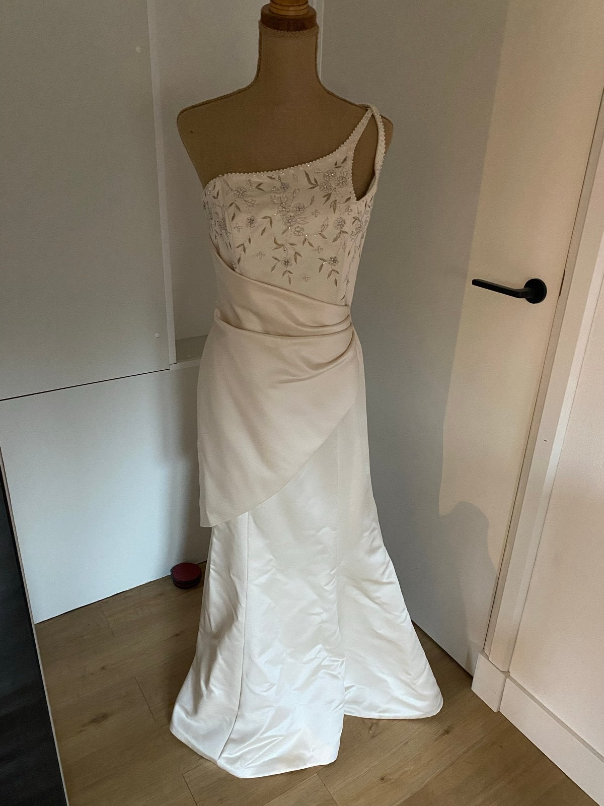 Elegante trouwjurk met borduursels en kralen, Ophalen of Verzenden, Zo goed als nieuw, Wit, Trouwjurk