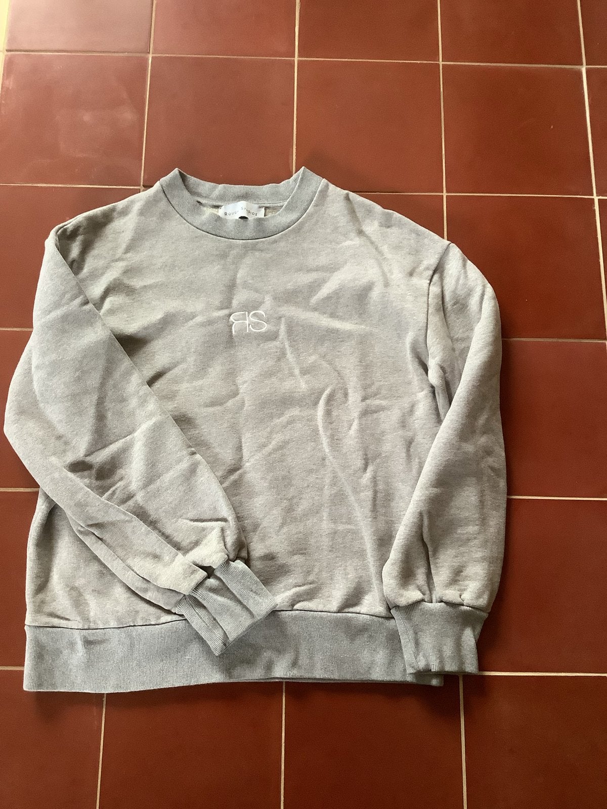 Rough Studios sweater grijs met logo, Ophalen of Verzenden, Zo goed als nieuw, Maat 38/40 (M), Grijs