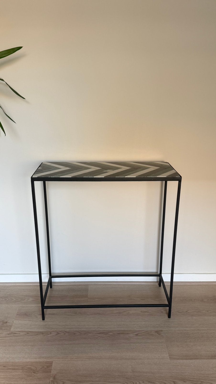 Hoge bijzettafel met marmer blad, Ophalen, 50 tot 100 cm, Rond, Zo goed als nieuw