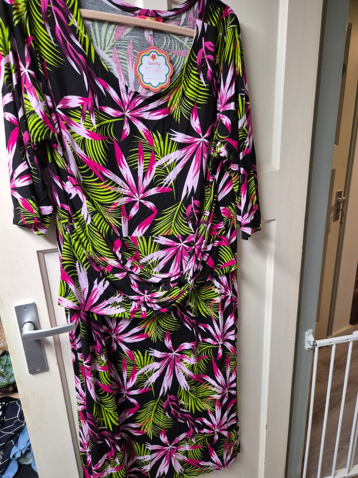 Tantilly Jurk 6XL - Zwart met Roze/Groene Bladeren, Meerkleurig, Maat 46/48 (XL) of groter, Nieuw, Ophalen of Verzenden