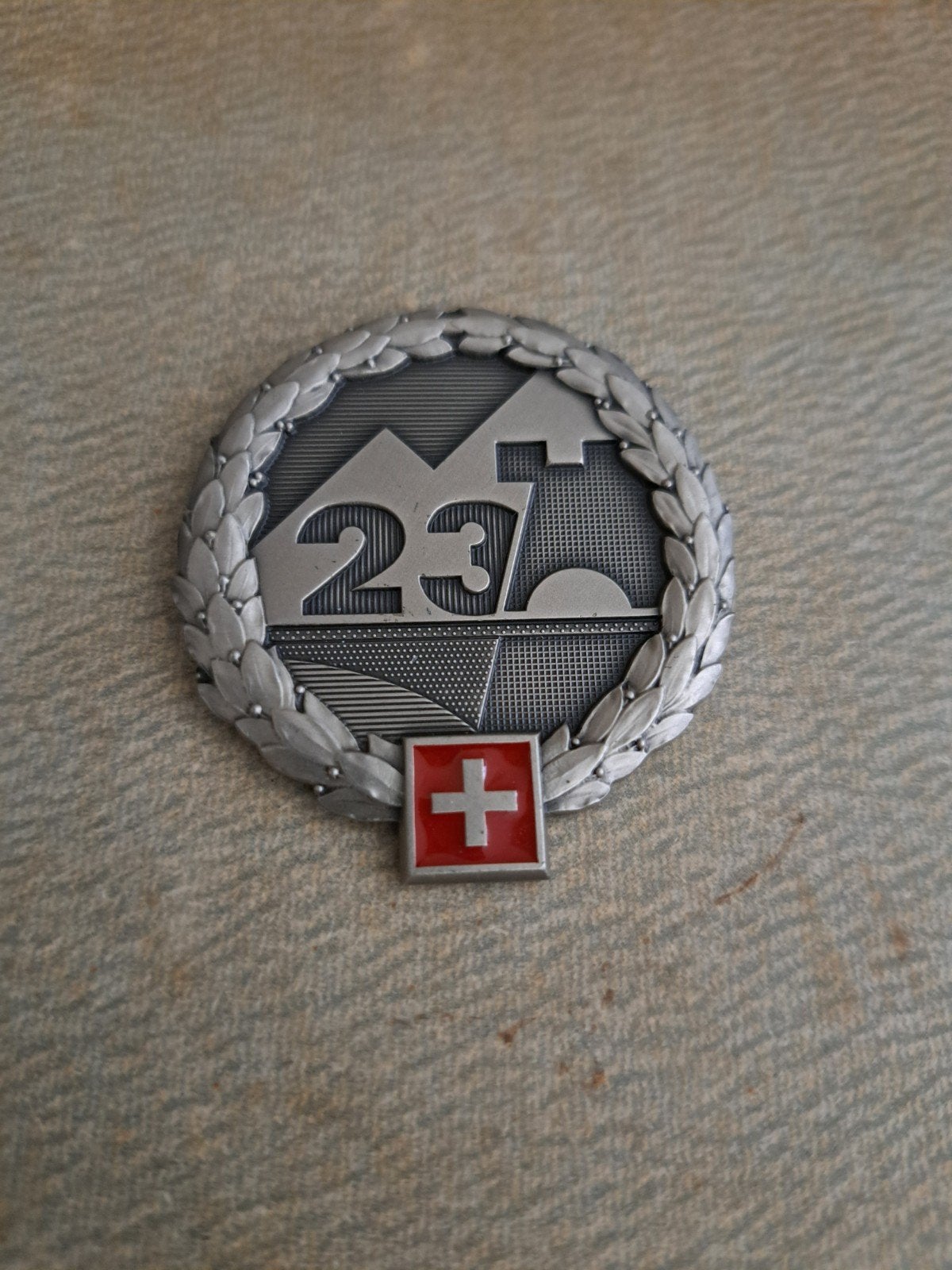 Baret embleem Zwitserland fortress brigade 23, Verzamelen, Ophalen of Verzenden, Landmacht, Overige gebieden, Embleem of Badge