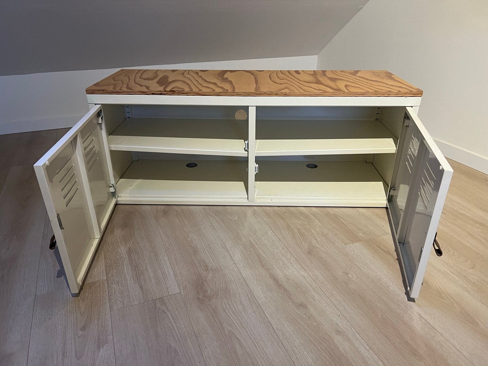 Foto 4 van lockerkast met houten blad