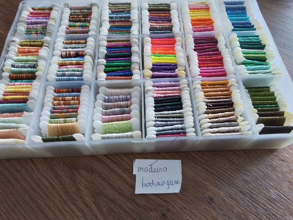 Doos madeira borduurgaren voor bijv kaarten, Ophalen of Verzenden, Zo goed als nieuw, Handborduren, Borduurgaren of Zijde