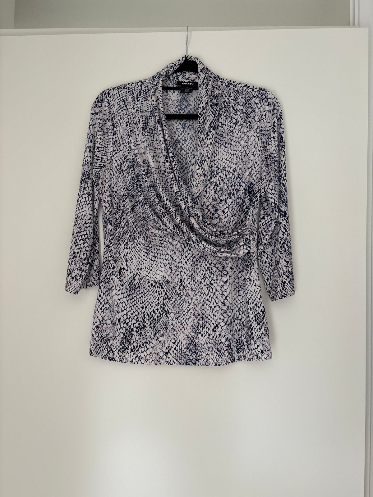 DKNY Blouse met slangenprint - Maat L, Kleding | Dames, Meerkleurig, Maat 42/44 (L), Ophalen of Verzenden, Zo goed als nieuw