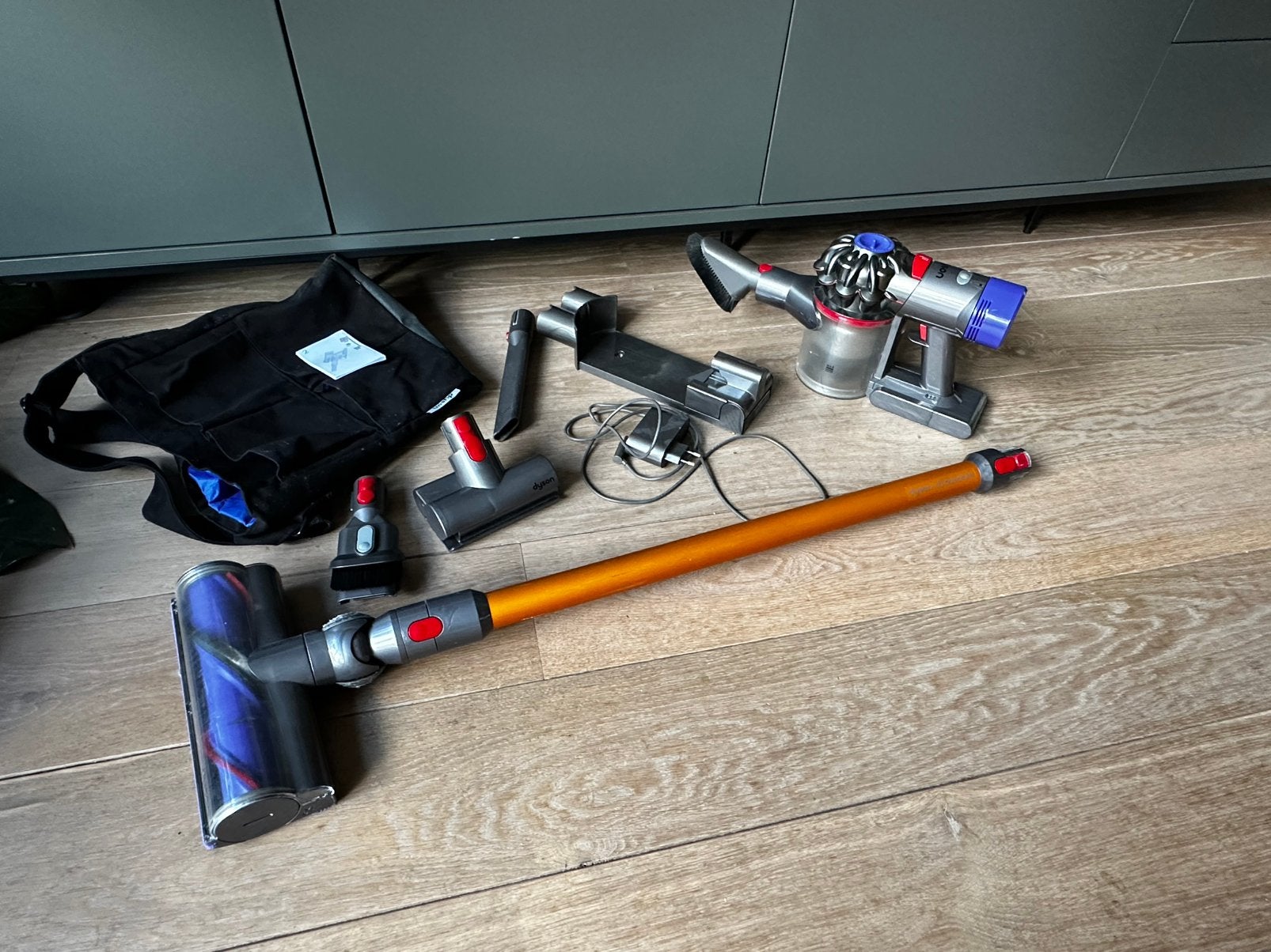 Foto 2 van Dyson V8 absolute met accessoires - accu kapot