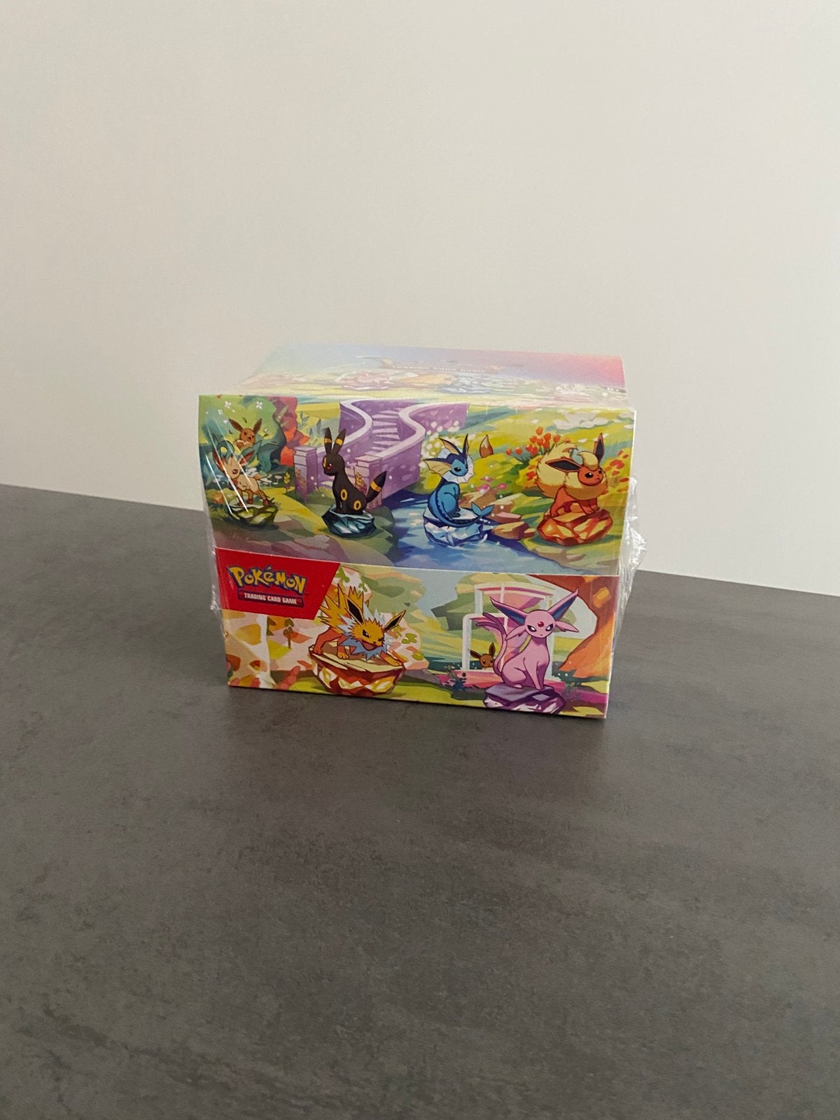 Pokemon prismatic tin display, Hobby en Vrije tijd, Verzenden, Zo goed als nieuw