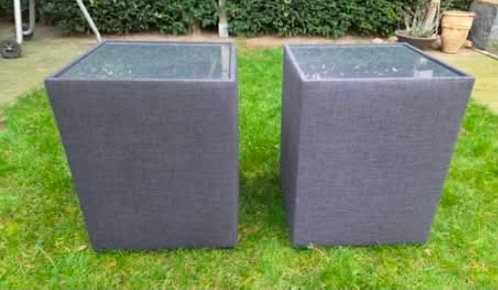 2x kubus vormige nachtkastjes met glazen plaat, Ophalen of Verzenden, Minder dan 30 cm