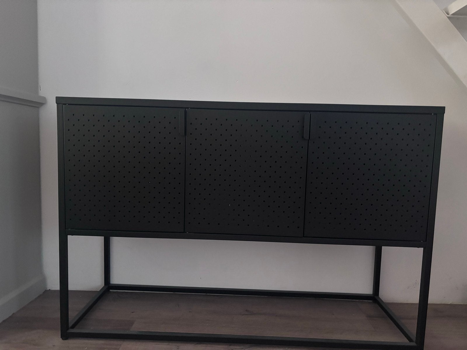 Zwart metalen dressoir met geperforeerde deuren, Ophalen, 100 tot 150 cm, Zo goed als nieuw, Metaal