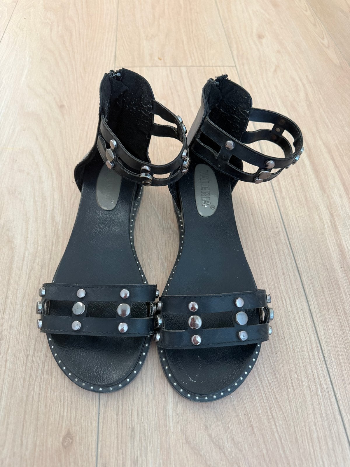 Zwarte sandalen met studs - Maat 39, Ophalen of Verzenden, Zo goed als nieuw, Zwart, Sandalen of Muiltjes