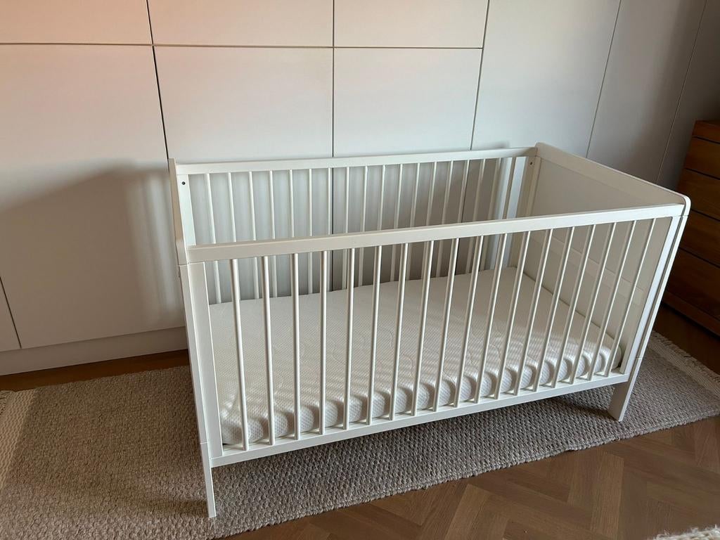 Wit babybedje (petit amelie)met matras en matrasbeschermer, Ophalen, Gebruikt, Ledikant