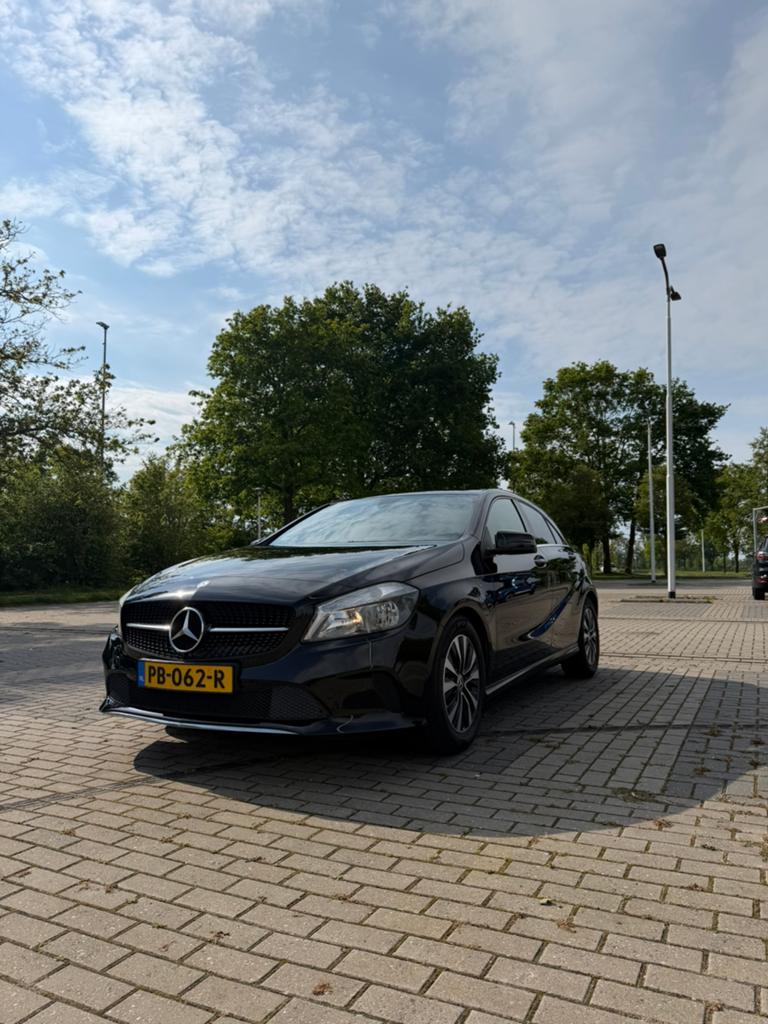 Mercedes-Benz A-Klasse A180 Business Solution, Auto's, Voorwielaandrijving, Zwart, 4 cilinders, Bluetooth