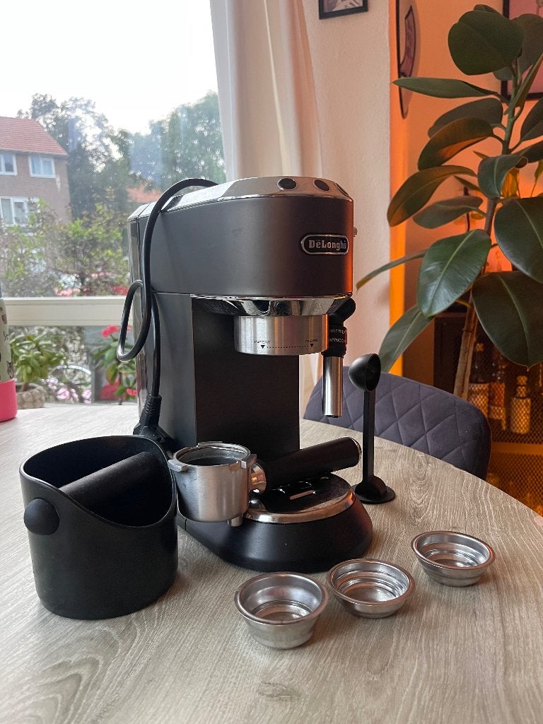Delonghi koffieapparaat De'Longhi EC685.BK Dedica Zwart, Gebruikt, Koffiemachine, Gemalen koffie, Ophalen of Verzenden