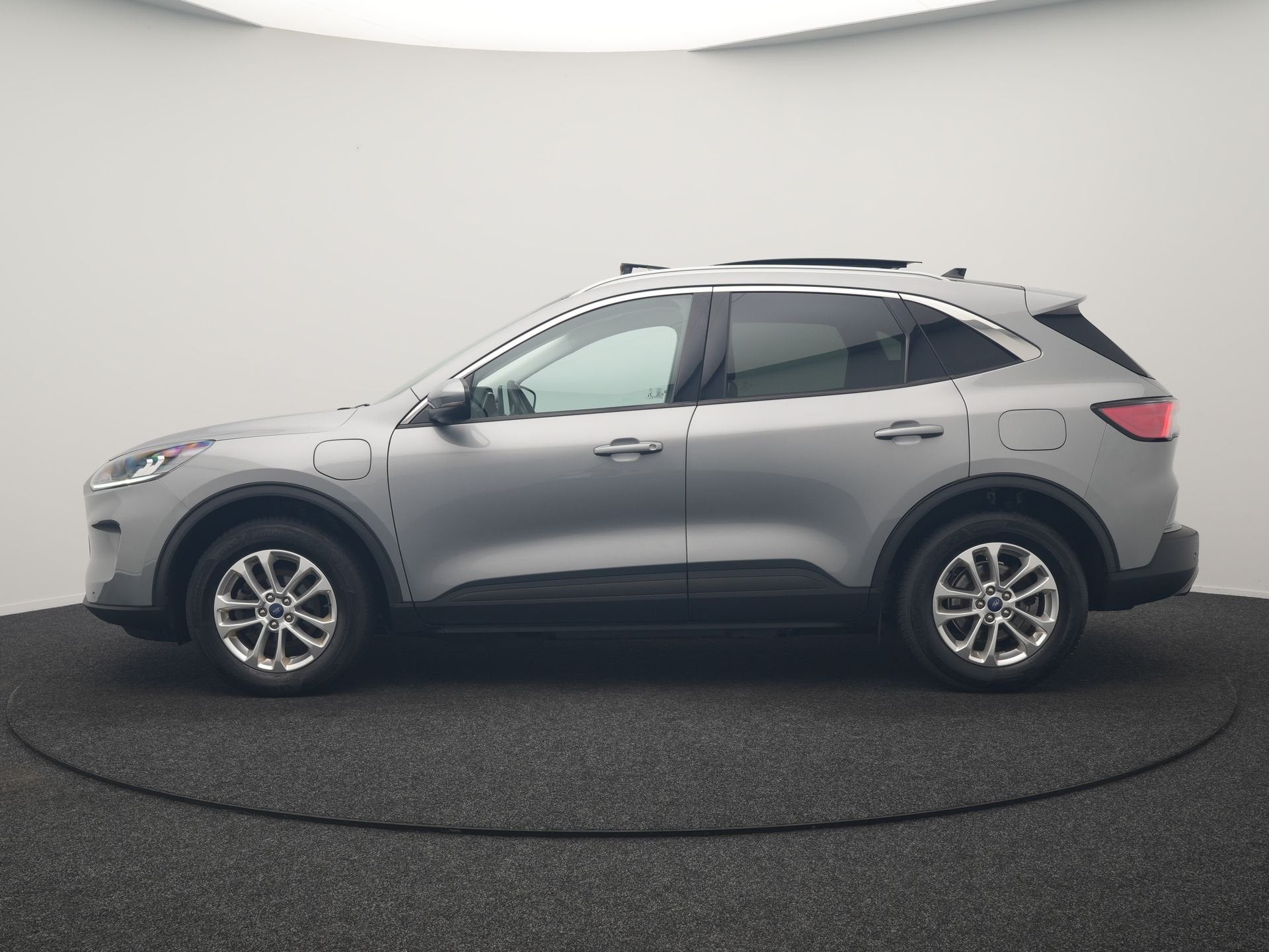 Ford Kuga 2.5 PHEV Titanium 225pk Dealer O.H. | Trekhaak Afn, Auto's, Dealer onderhouden, Gebruikt, Zwart, 4 cilinders