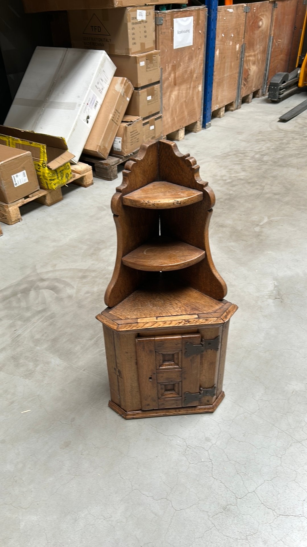 Antieke eiken hoekkast met planken en deurtje, Antiek en Kunst, Ophalen of Verzenden