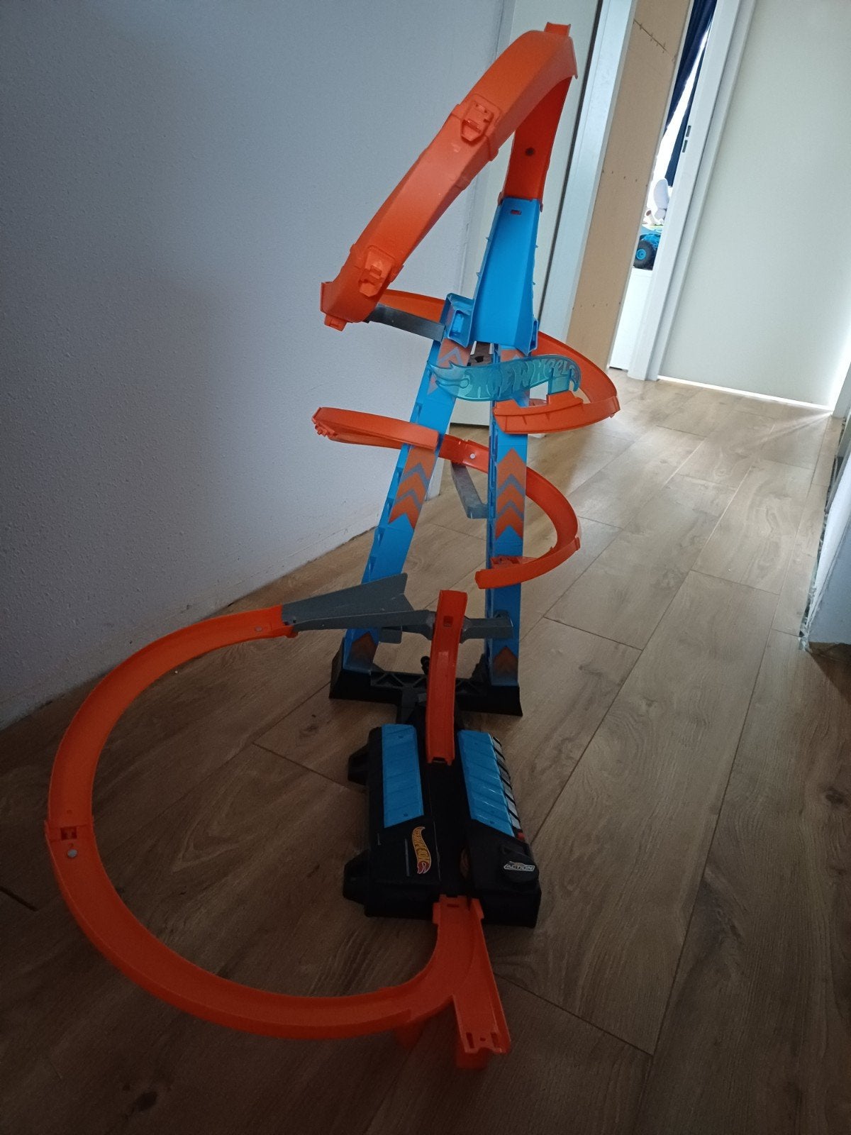 Hot wheels wolkenkrabber crash tower baan., Kinderen en Baby's, Speelgoed | Racebanen, Ophalen, Zo goed als nieuw, Elektrisch