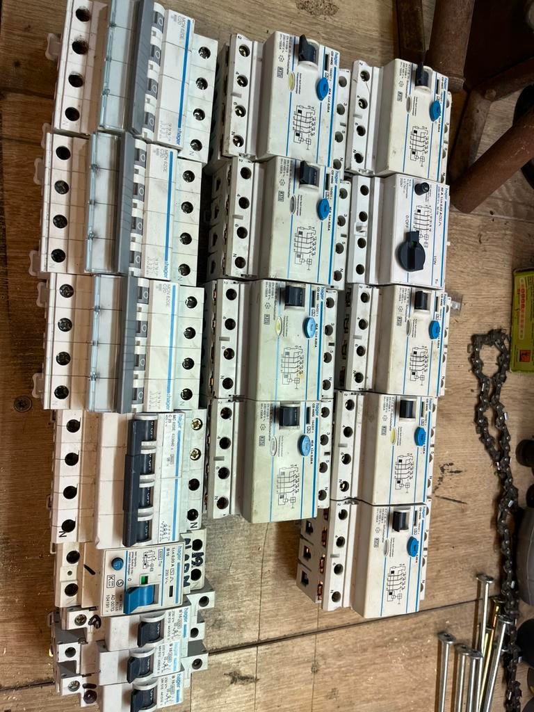 Schakel materiaal ook los te koop aardlek  en 16 amp stoppen, Ophalen of Verzenden, Zo goed als nieuw