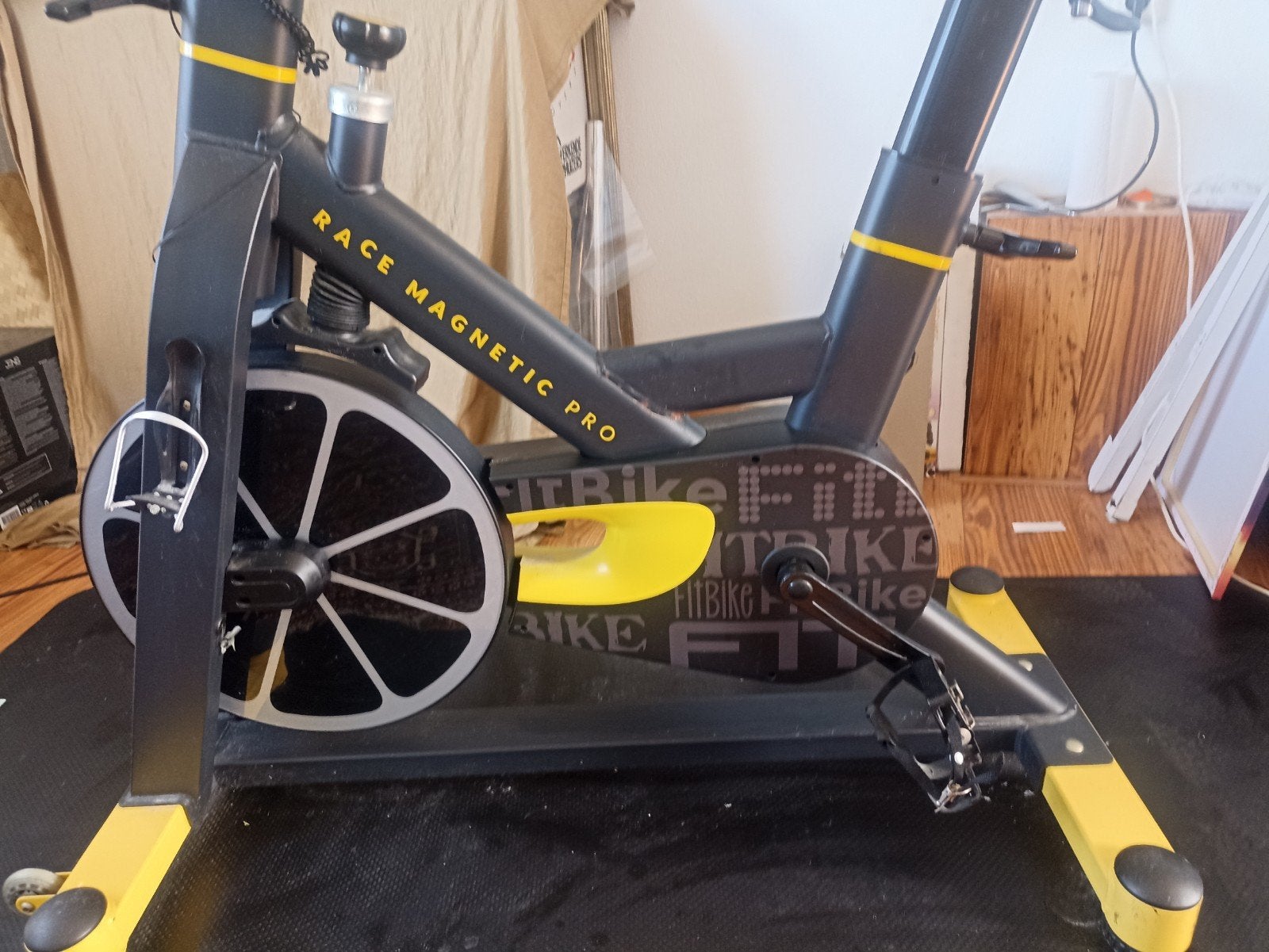 Fitbike Race Magnetic Pro Spinningfiets - Zo goed als nieuw, Sport en Fitness, Ophalen, Zo goed als nieuw, Benen, Spinningfiets
