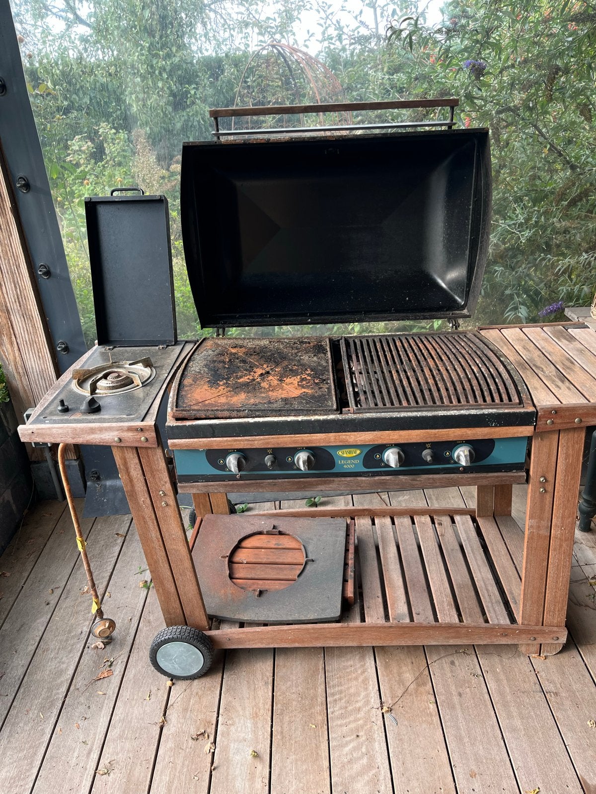 Gebruikte gasbarbecue met zijbrander en houten onderstel, Ophalen
