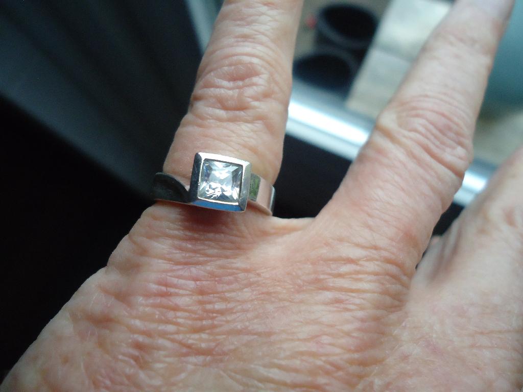 mooie echt zilveren ring aparte vorm met steentje mt 15,75, Sieraden, Tassen en Uiterlijk, Ringen, Met kristal, Ophalen of Verzenden