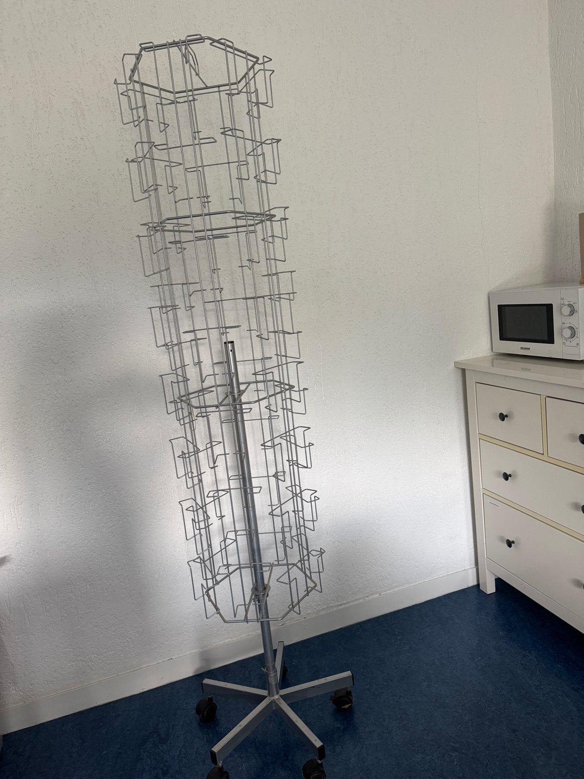 Draaiend kaartenrek op wielen, Ophalen