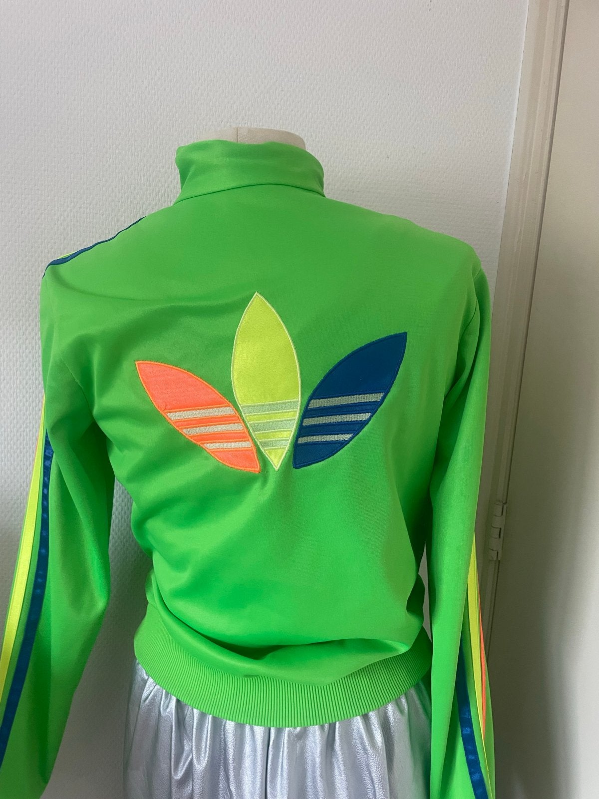 Adidas Chile 62 Stijl Neon Sportjas Regenboog XS/S, Kleding | Dames, Overige typen, Ophalen of Verzenden, Zo goed als nieuw, Maat 34 (XS) of kleiner