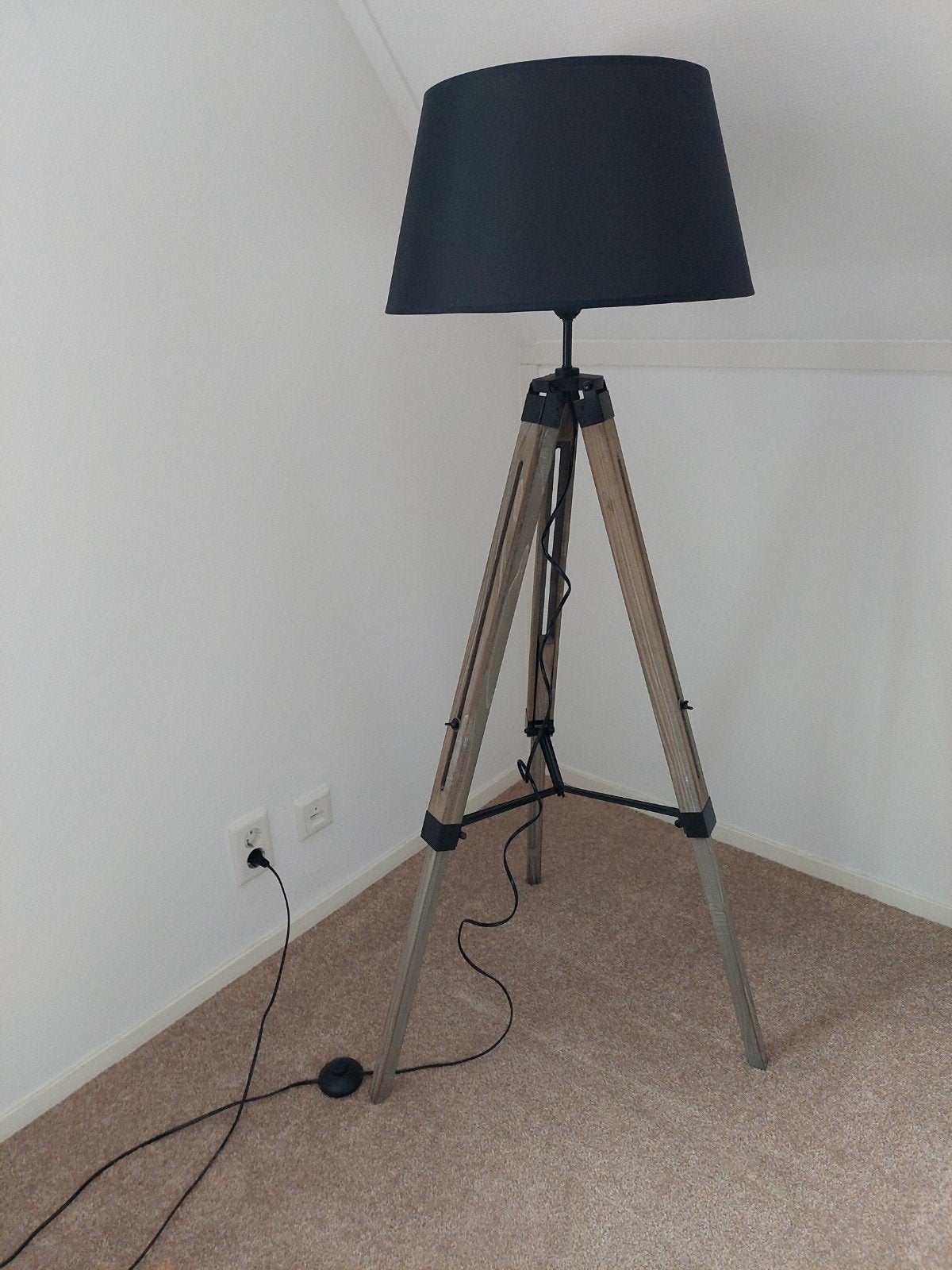 Staande lamp met houten driepoot en zwarte kap, Ophalen, Gebruikt, Modern, Scandinavisch, Industrieel, 150 tot 200 cm