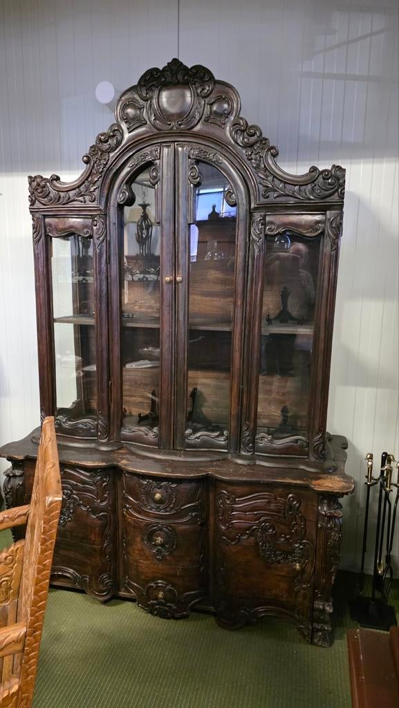 Antieke 19e-eeuwse rijk bewerkte vitrinekast