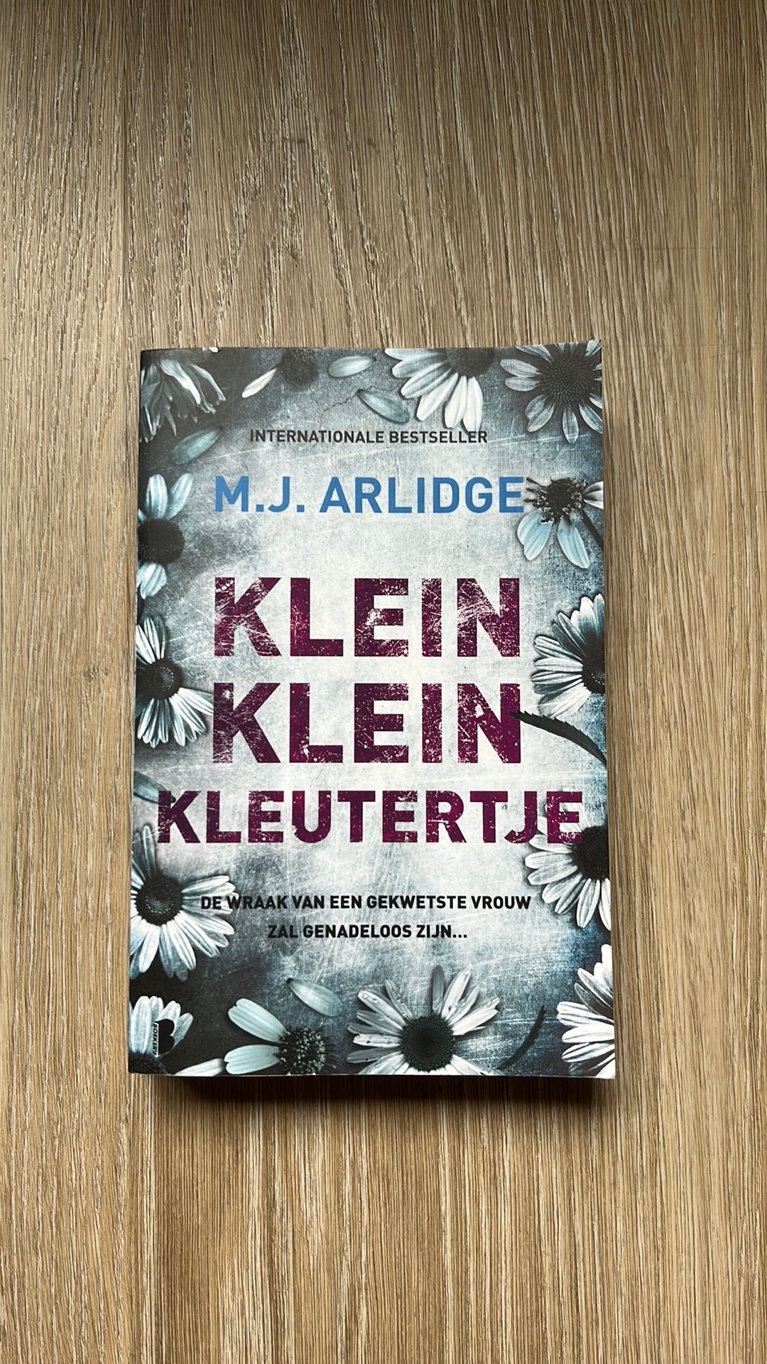 Klein klein kleutertje M.J. Arlidge, Boeken, Ophalen of Verzenden, Zo goed als nieuw