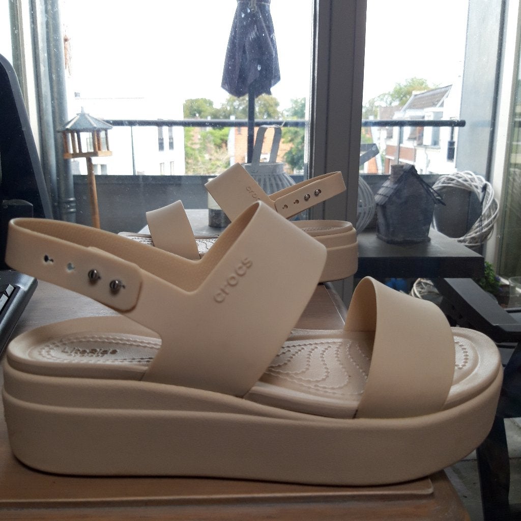 Brooklyn Low Wedge Sandal (Damesmaat: US 8 EU 39), Kleding | Dames, Overige kleuren, Zo goed als nieuw, Crocs, Sandalen of Muiltjes