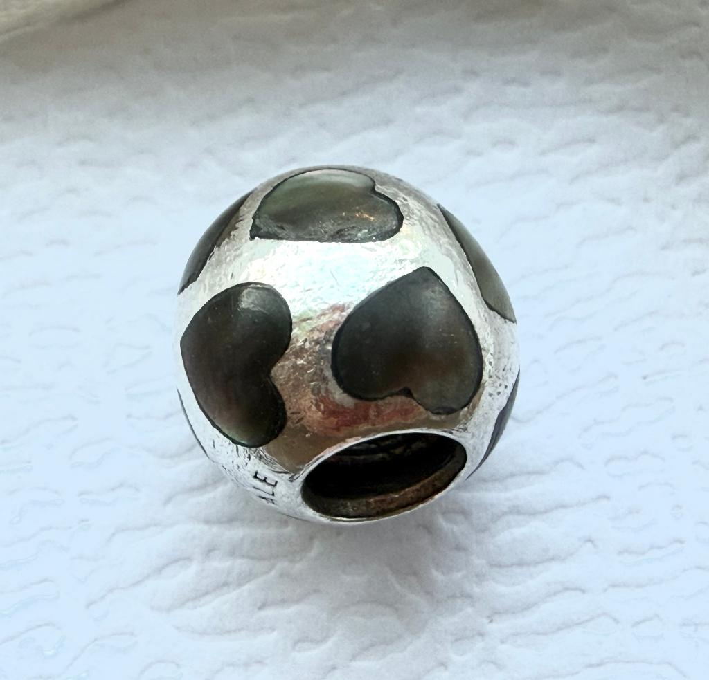 Pandora ‘Love me’ Donkergroene Hartjes Parelmoer, Pandora, Ophalen of Verzenden, Zo goed als nieuw, 1 bedel